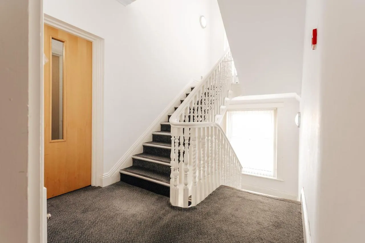 Spacious 2 Bedroom Flat Near Beach And Town Centre Bournemouth Apartment