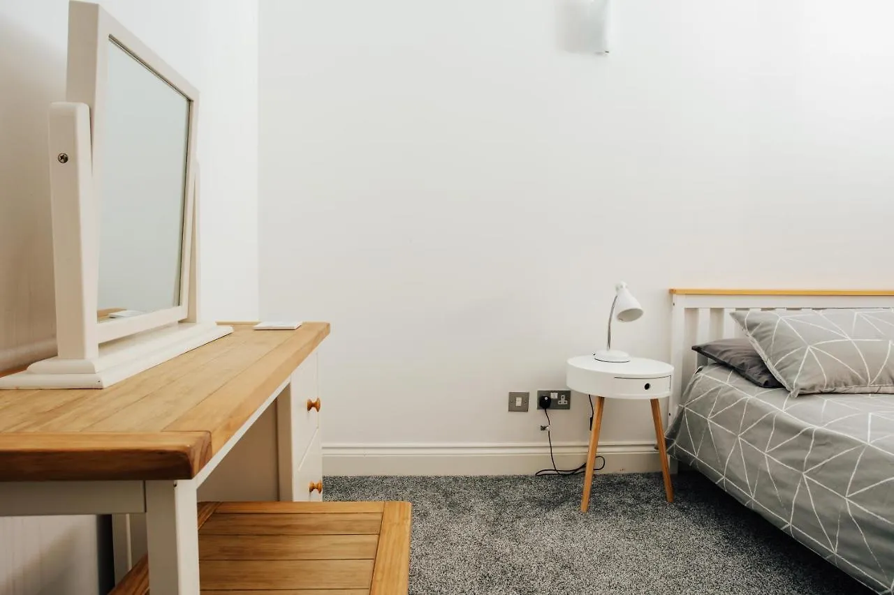 Spacious 2 Bedroom Flat Near Beach And Town Centre Bournemouth 0*,