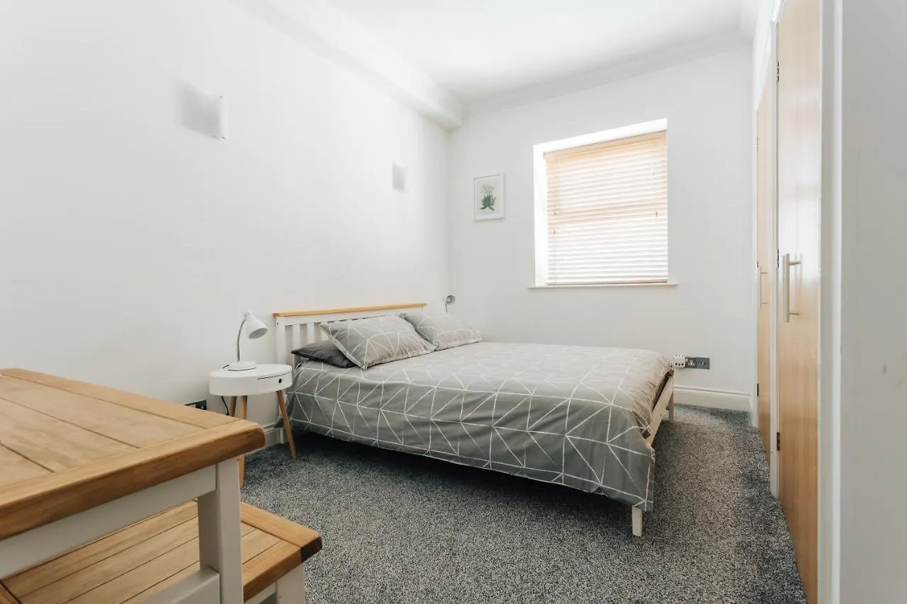 Spacious 2 Bedroom Flat Near Beach And Town Centre Bournemouth 0*,