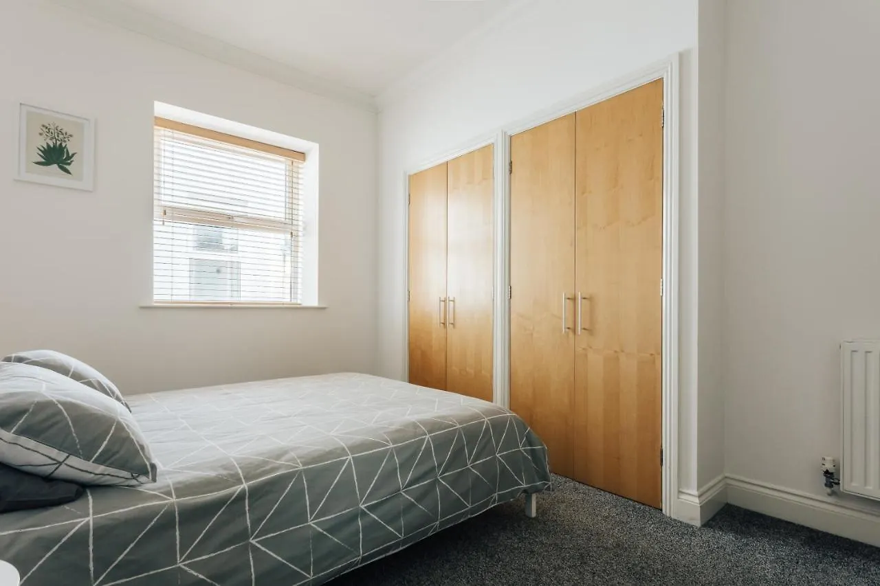 Spacious 2 Bedroom Flat Near Beach And Town Centre Bournemouth Apartment