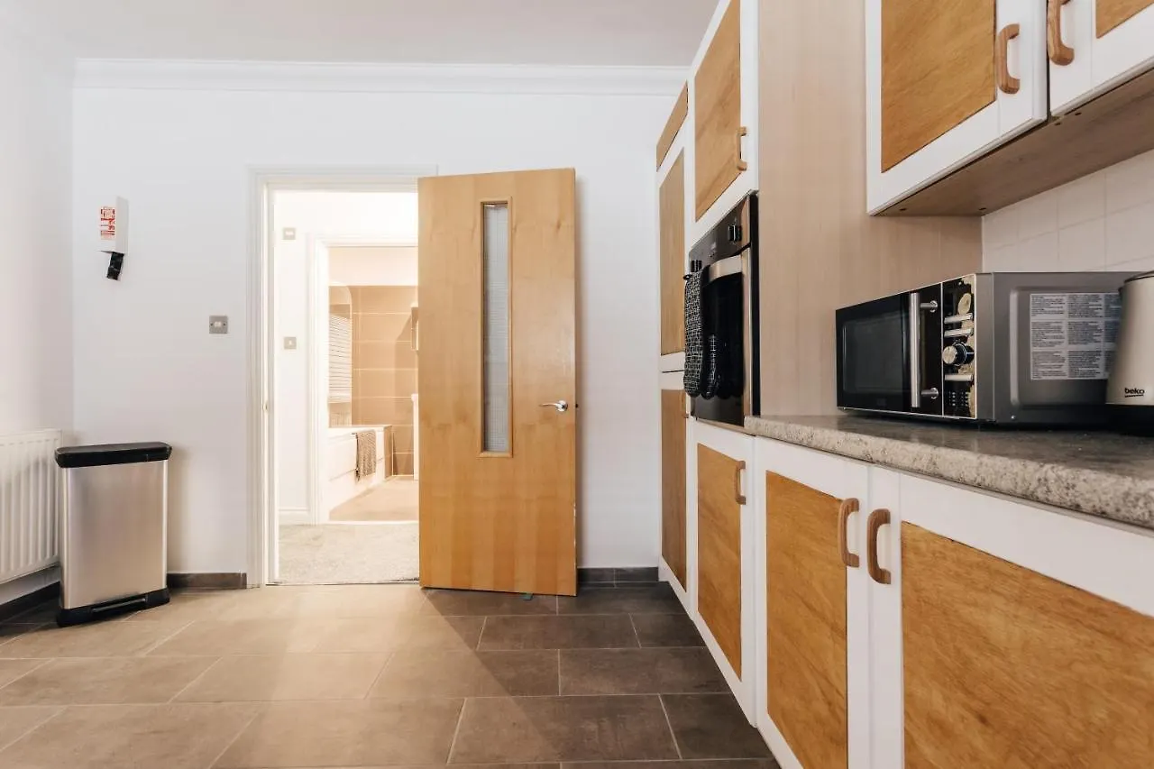 Spacious 2 Bedroom Flat Near Beach And Town Centre Bournemouth Apartment